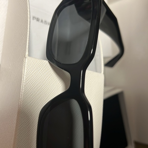 Iconic prada sunglasses - Picture 3 of 8